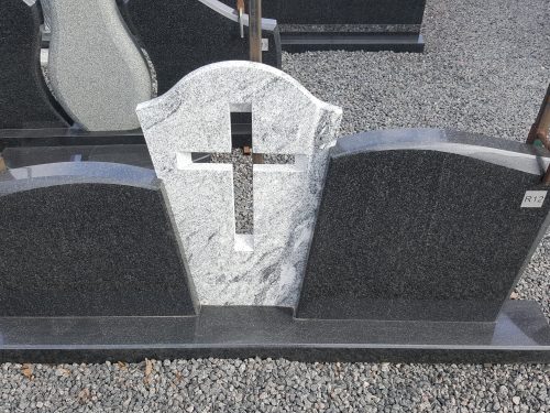 Trijų dalių paminklas juodo ir šviesaus granito