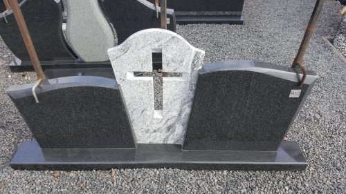 Trijų dalių paminklas juodo ir šviesaus granito