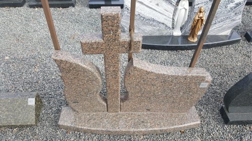 trijų dalių paminklas su kryžiumi rudo granito