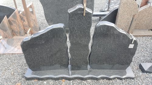 trijų dalių juodo granito paminklas