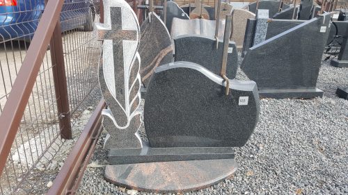 dviejų dalių rausvo ir juodo granito paminklas