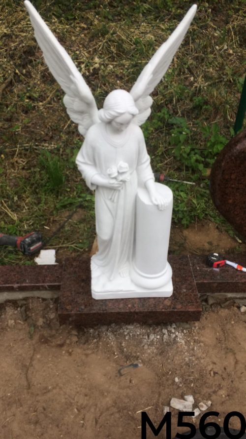Raudono granito paminklas širdis su angelo skulptūra