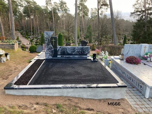 Dviejų dalių paminklas, kapas dekoruotas juoda blizgia skalda